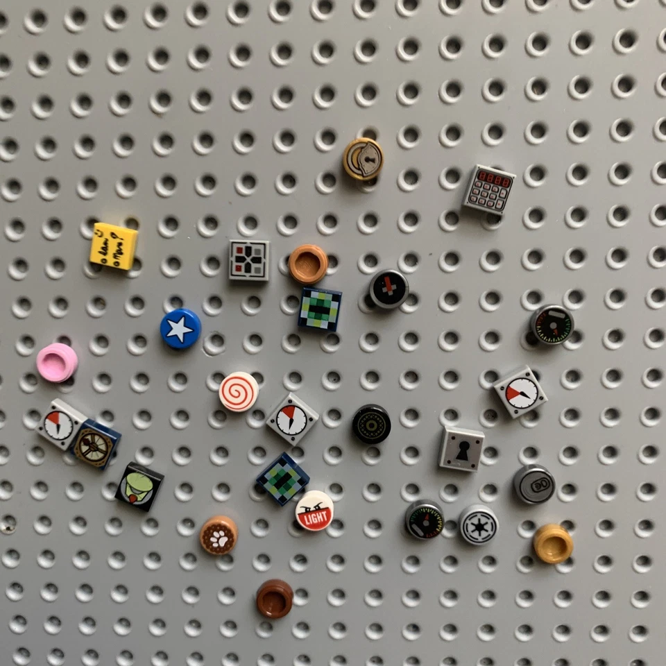 Lego lot of 26 pieces of 1x1 tiles square and round with printed decorations - Image 2 of 3