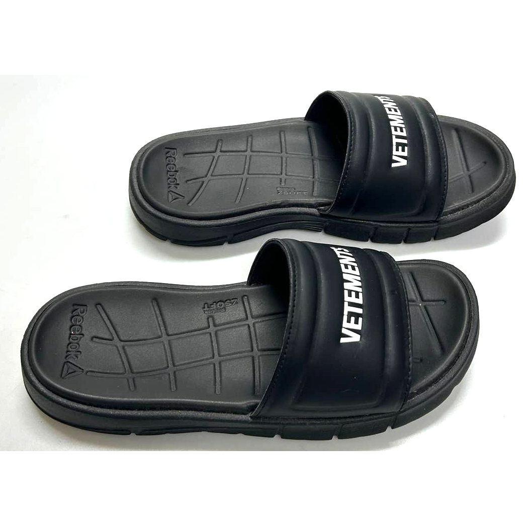 【関税&送料込】Vetements Black Rubber Slippers Flip flops Vetements Black size 36 EU in Rubber - 57461646