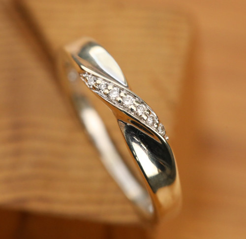 Crossover Ring with Diamonds