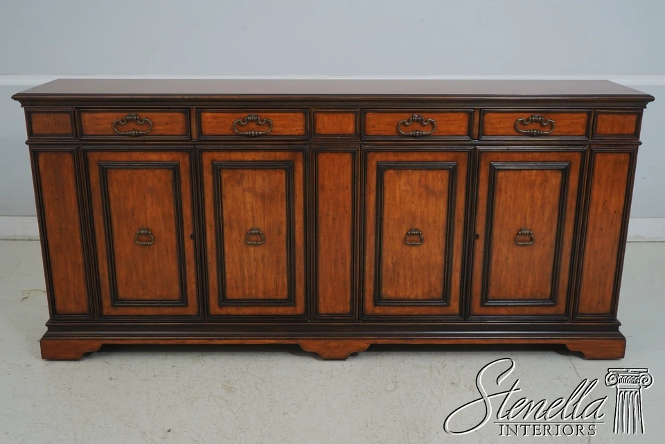 L65917: Aparador THEODORE ALEXANDER Chateau du Vallois Credenza Foto 2 de 4