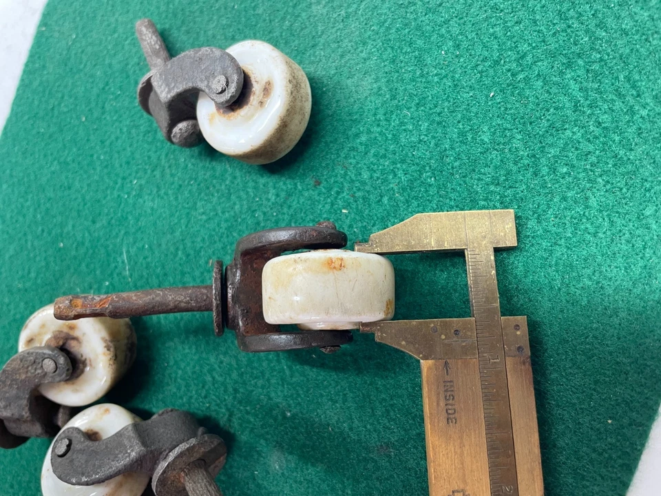 Cuatro ruedas vintage para muebles de porcelana blanca y hierro de 1 3/16" de diámetro Foto 3 de 4