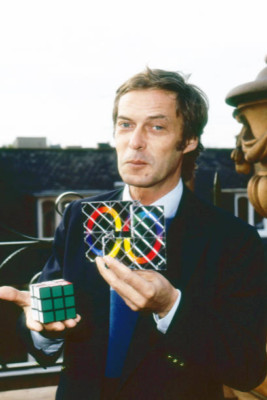 Erno Rubik posiert zwei Erfindungen Rubik's Cube Rubik's Magic Lond - 4x6 Foto