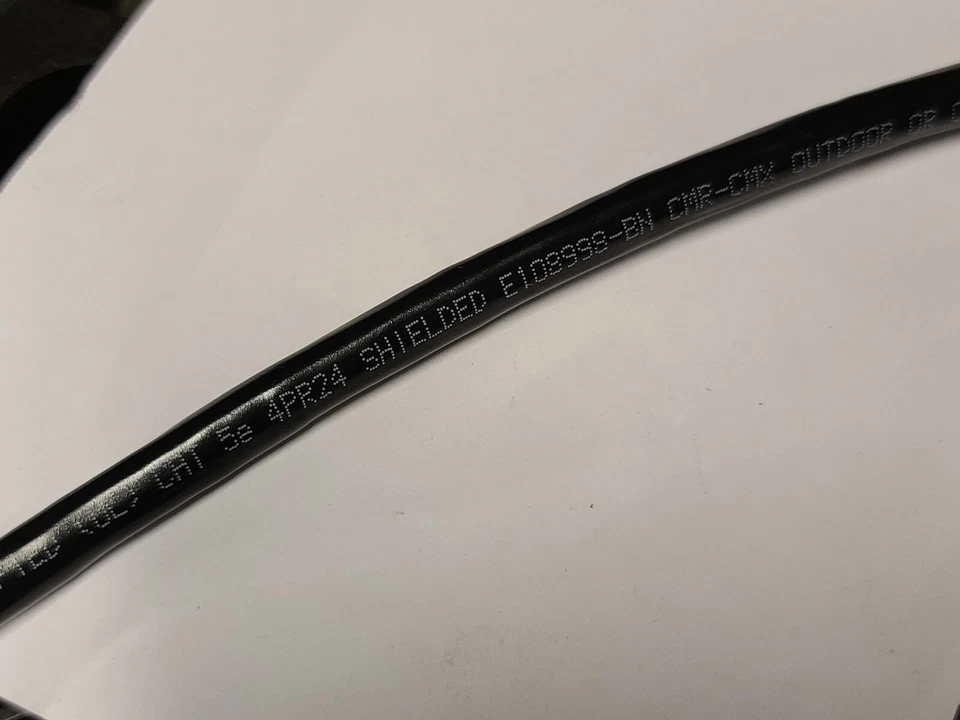 Cable de red conectado Belden 7958A 24/4P CAT5e F/UTP DataTuff CMX/CMR negro/50 pies Foto 3 de 4