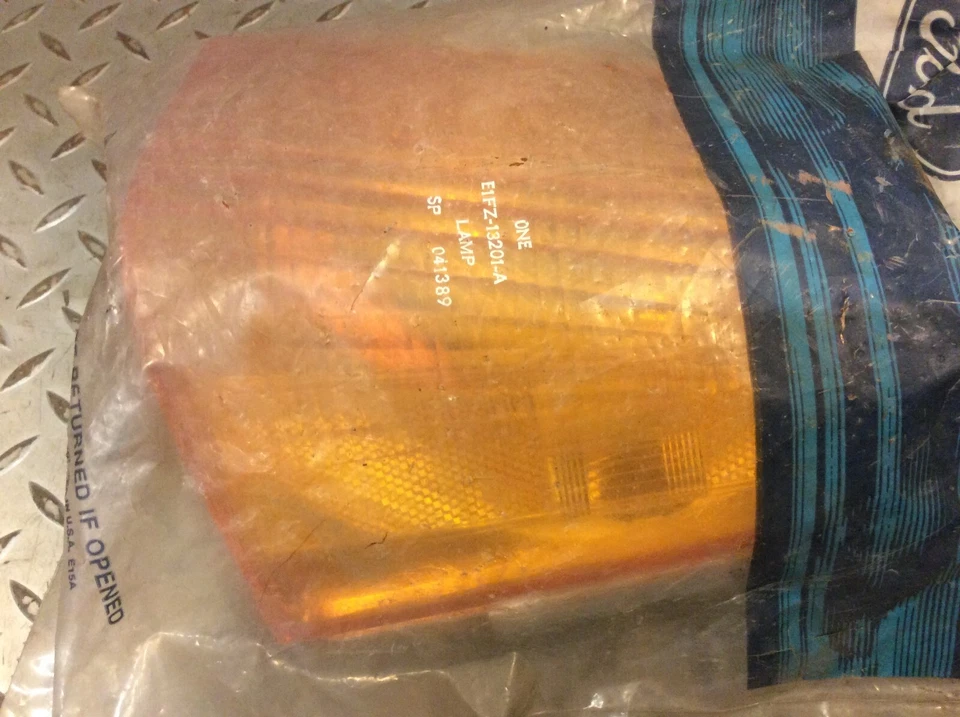 84-85 Ford Escort Mercury Lynx balde de lâmpada de estacionamento dianteiro esquerdo E1FZ-13201-A NOS - Imagem 3 de 4