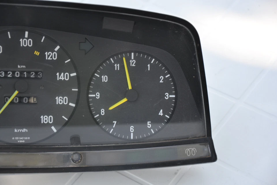 Velocímetro Cuadro Instrumentos Velocímetro Reloj MB W123 Mercedes Benz 180 km/h Foto 3 de 4