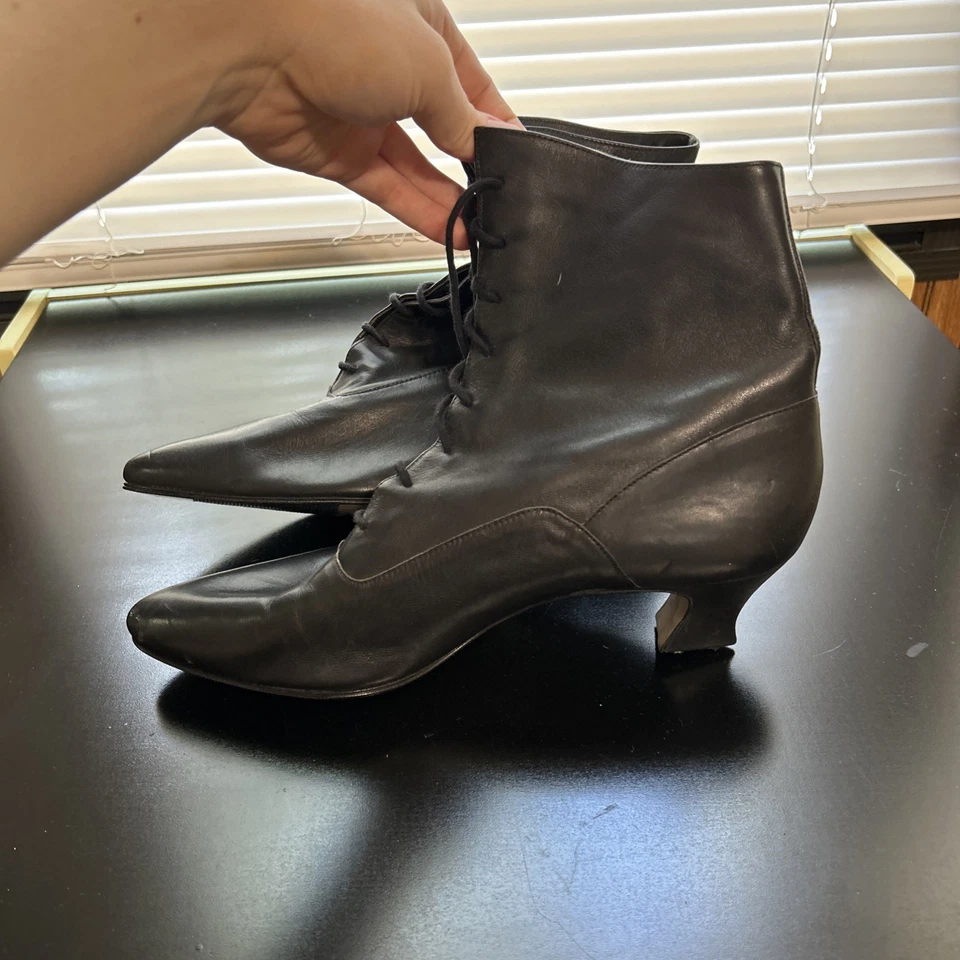 Vintage 80s Pointy Toe Granny Cottagecore Genuine Leather Boots 9 Black Lace Up - Image 3 of 4