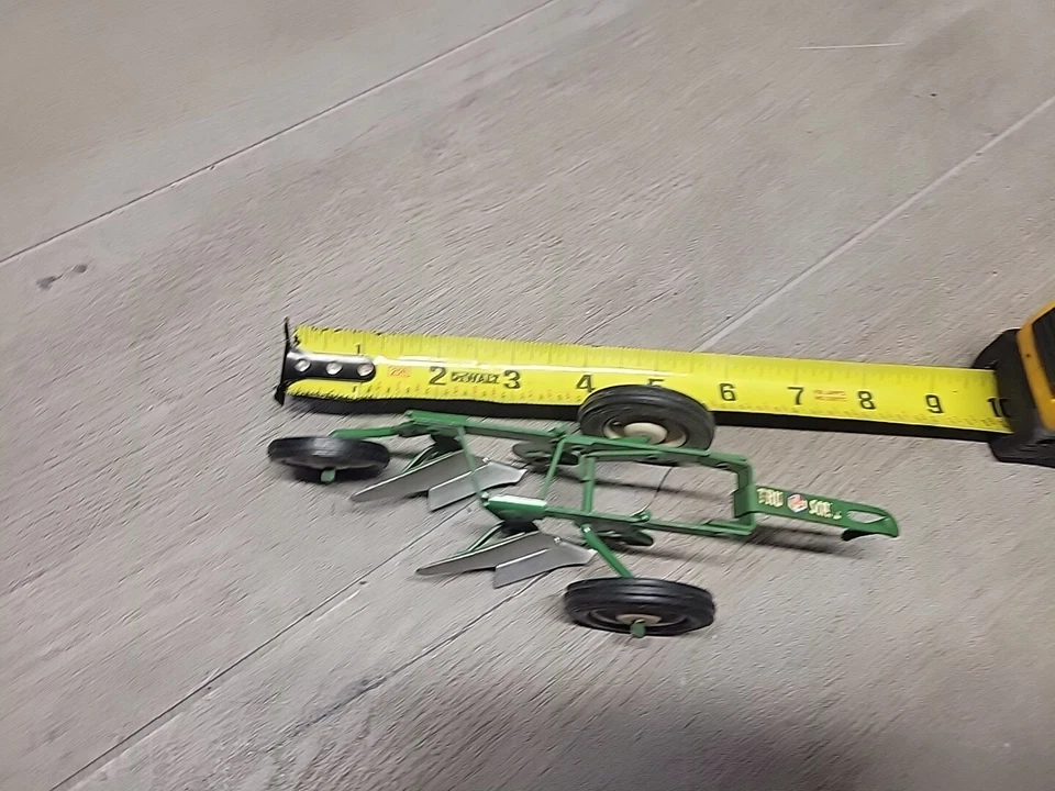 VINTAGE TRU SCALE 2-BLADE 2 CUTS GREEN TRACTOR PLOW ATTACH. 2 BLACK RUBBER TIRES - Image 2 of 4