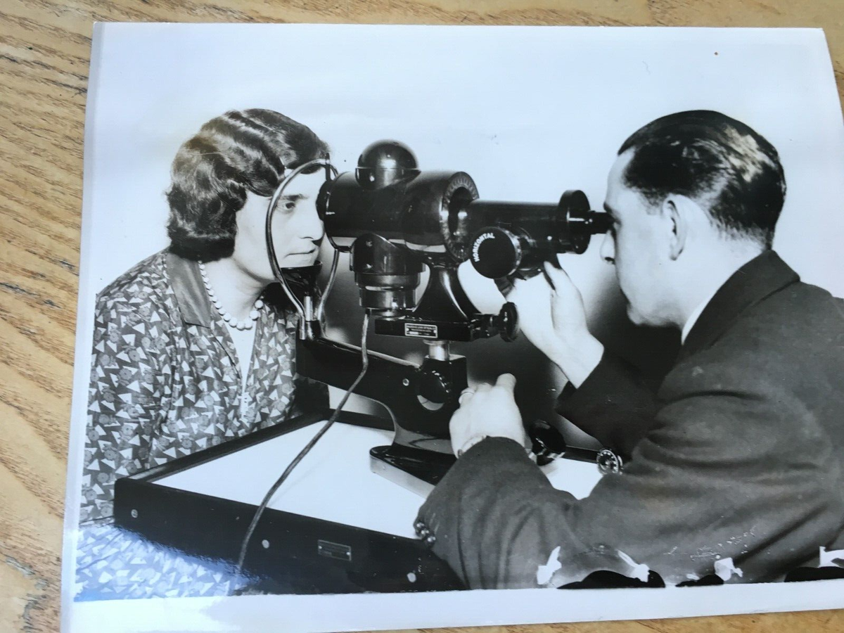 OPTICIAN OPTICAL OPTHMAMOLOGIST PORTRAIT 1930s HOLBORN TRADE SHOW