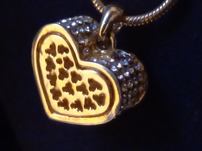 Nour London goldfarbene Halskette mit Diamanten funkelndes Herz Anhänger Kragenlänge