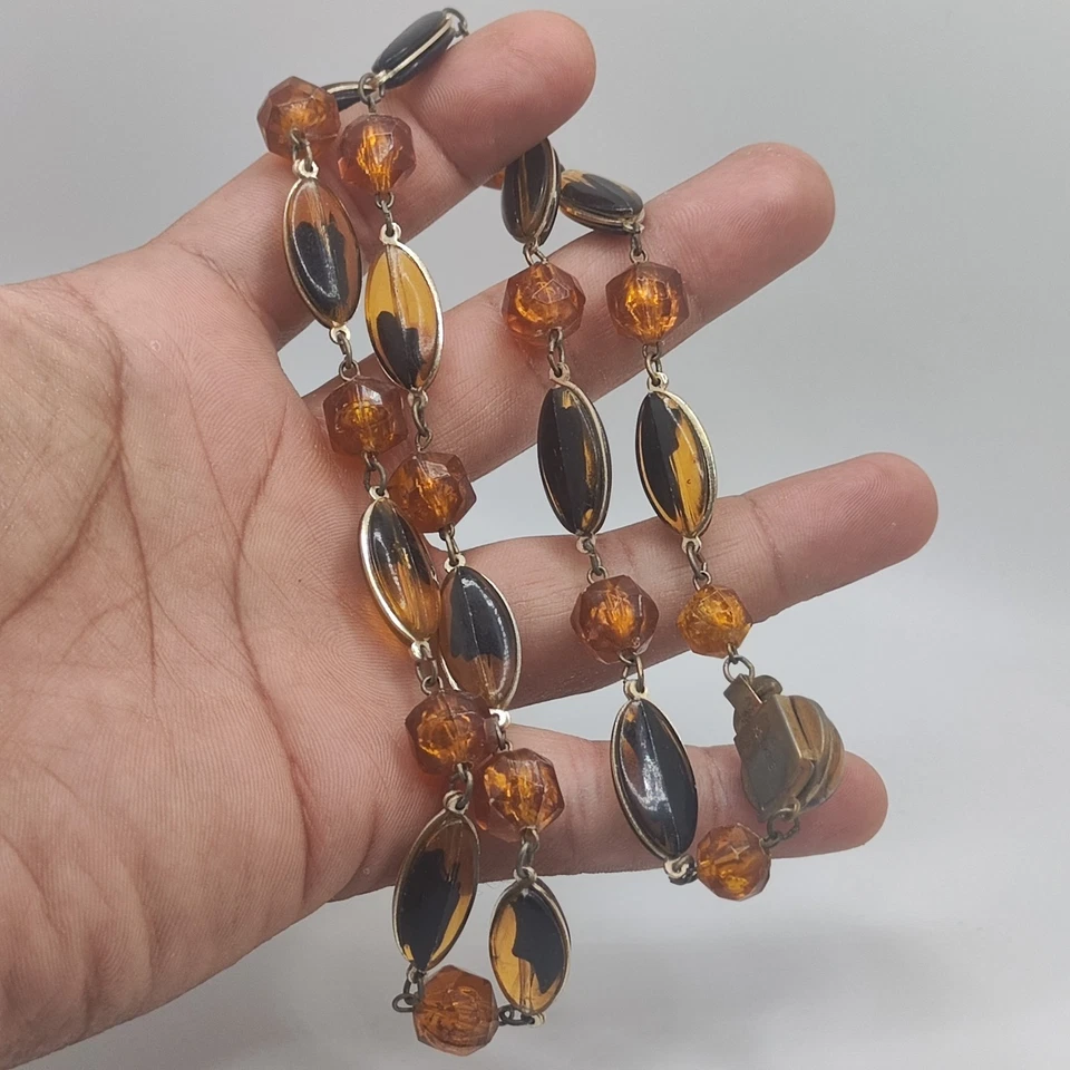 Collar de cuentas Lucite ámbar imitación vintage de Hong Kong mediados de siglo plástico años 60 Foto 3 de 4