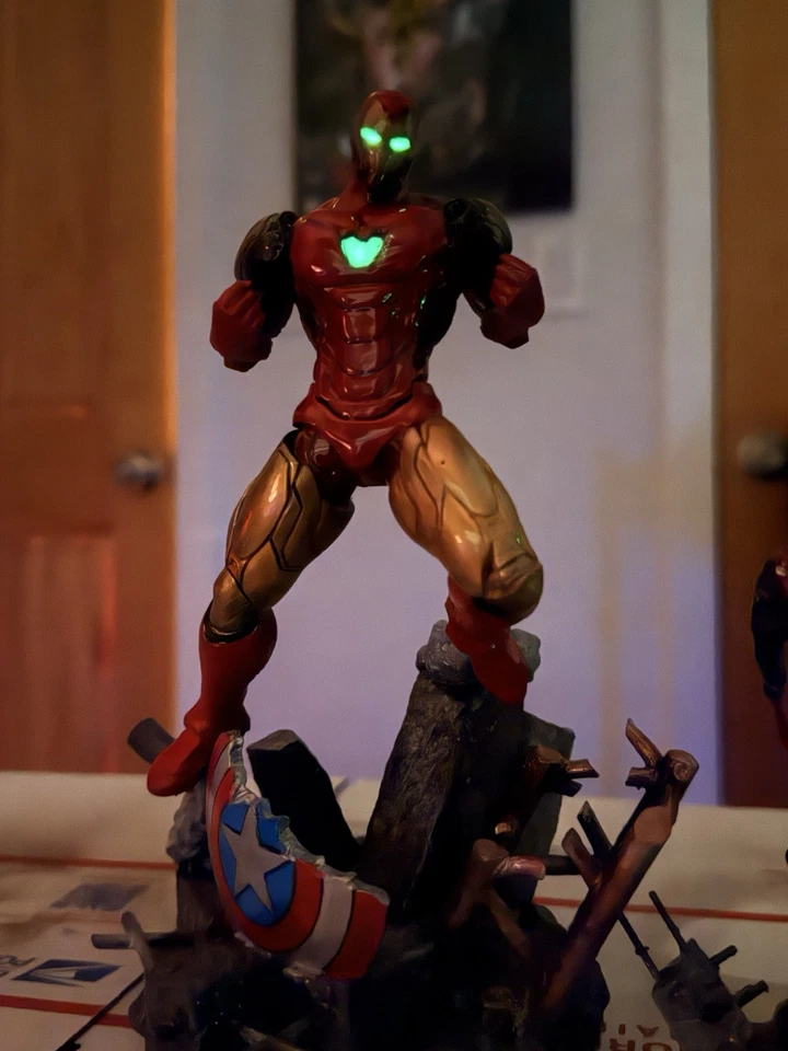 PREMIUM Iron Man Estatua Resina Figura HQ Pintura Metálica y BRILLA EN LA OSCURIDAD NUEVO Foto 2 de 4