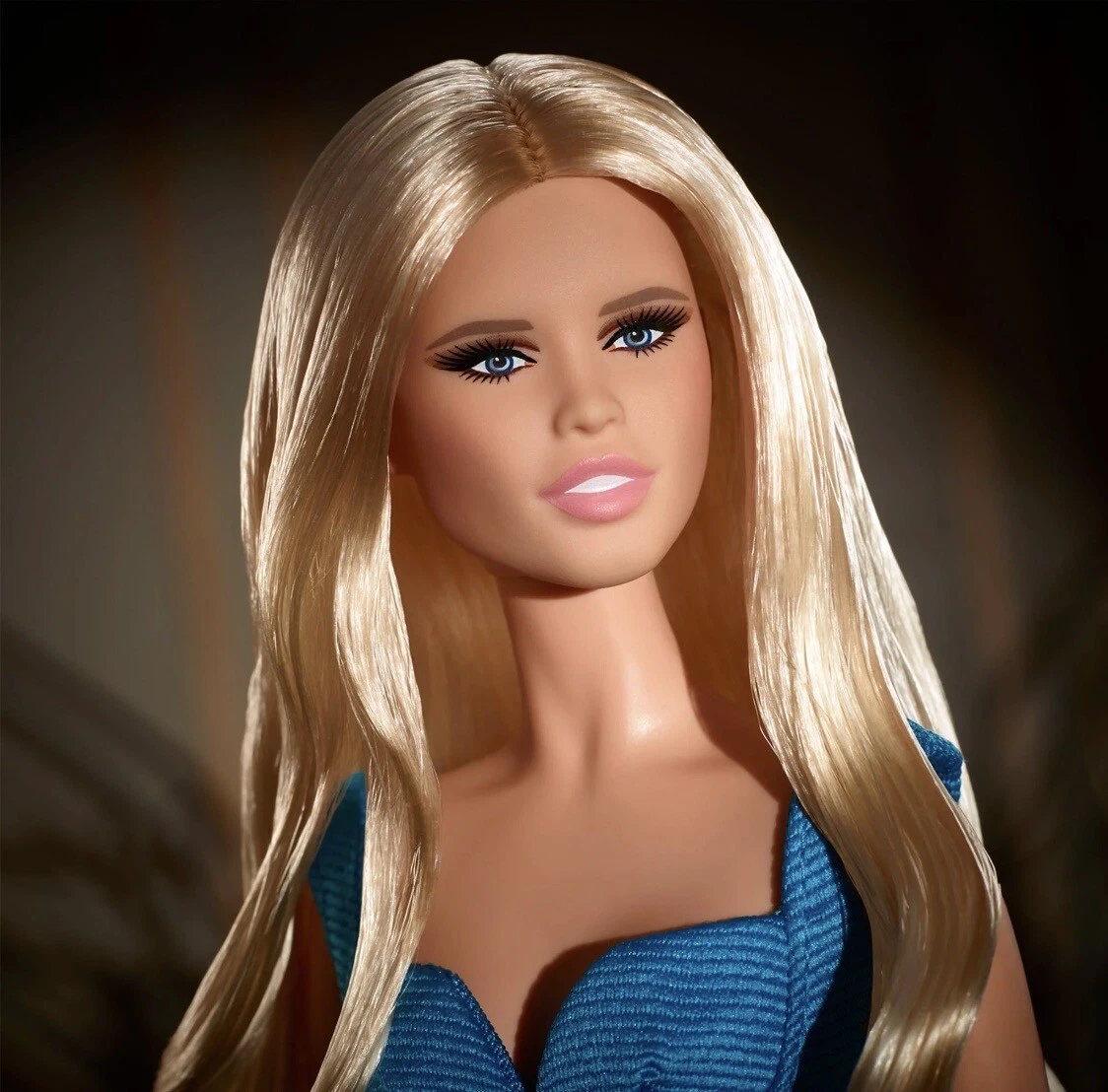 Barbie Topmodel Claudia Schiffer bambola in abito Versace in mano
