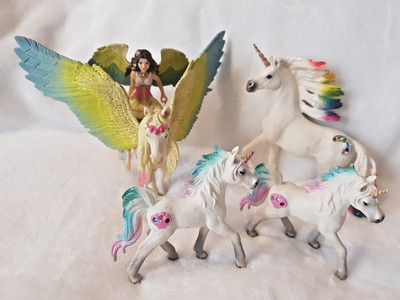 Schleich Bayala 2 Regenbogeneinhörner mit einer Reiterin, 2 Meereseinhörner