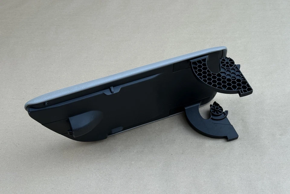 2018-2020 丰田凯美瑞 SE 中控台扶手银色原始设备制造商 — 第 2/4 张图片