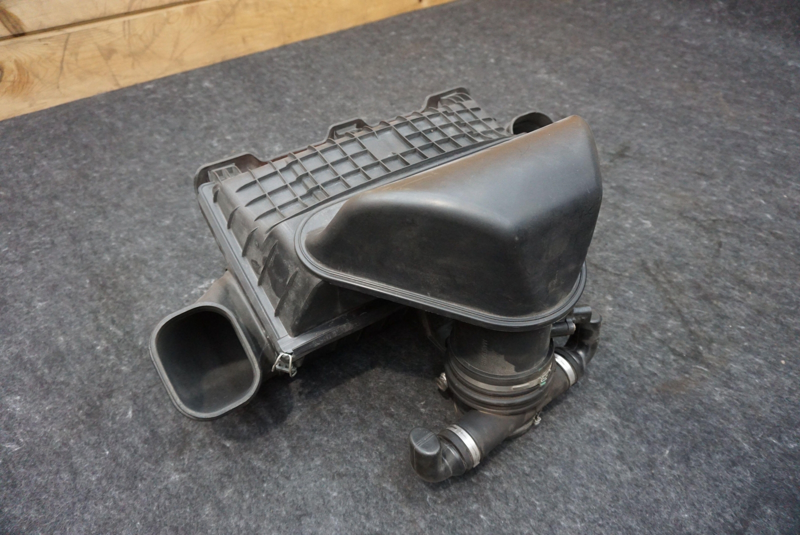 Air Intake Cleaner Filter Housing Box 232607 Maserati Granturismo M145 2009-19