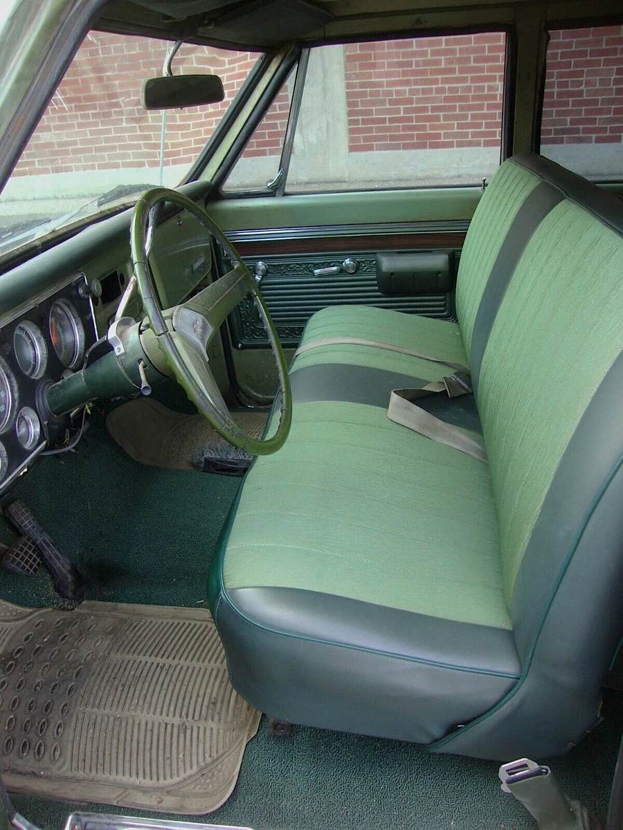 Three-door 1970 Chevrolet Suburban - front seat drivers side