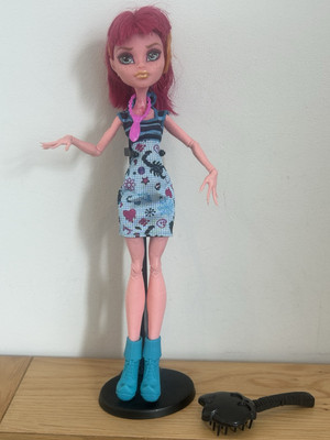 Gigi Grant Geek Shriek Monster High Puppe + Ständer & Halskette