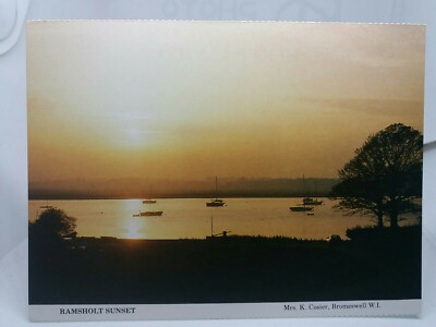 Alte Postkarte Sonnenuntergang über Booten auf dem Fluss bei Ramsholt Foto von Frau K Cosier