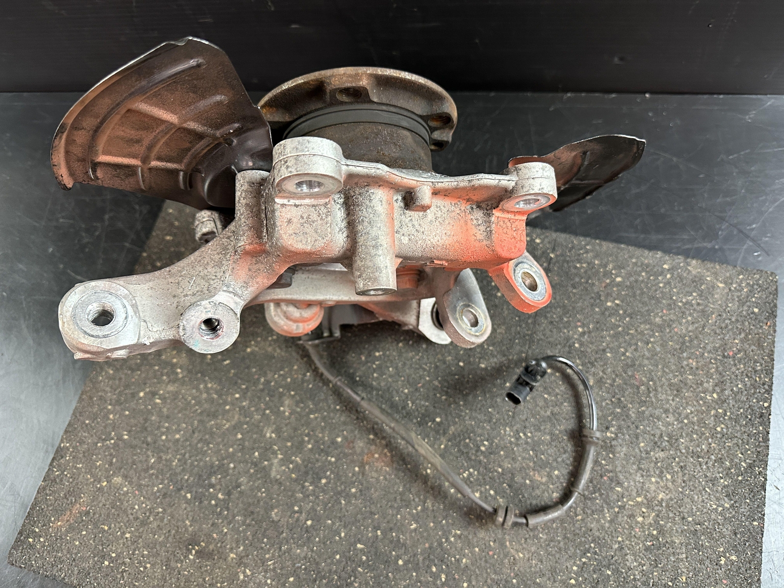 14-20 MASERATI GHIBLI SQ4 REAR PASSENGER SPINDLE STEERING KNUCKLE 16K MILES