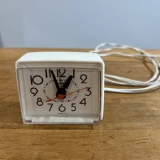 Vintage Sunbeam Cream Colored Electric Alarm Clock Cat No.880-11. Works!