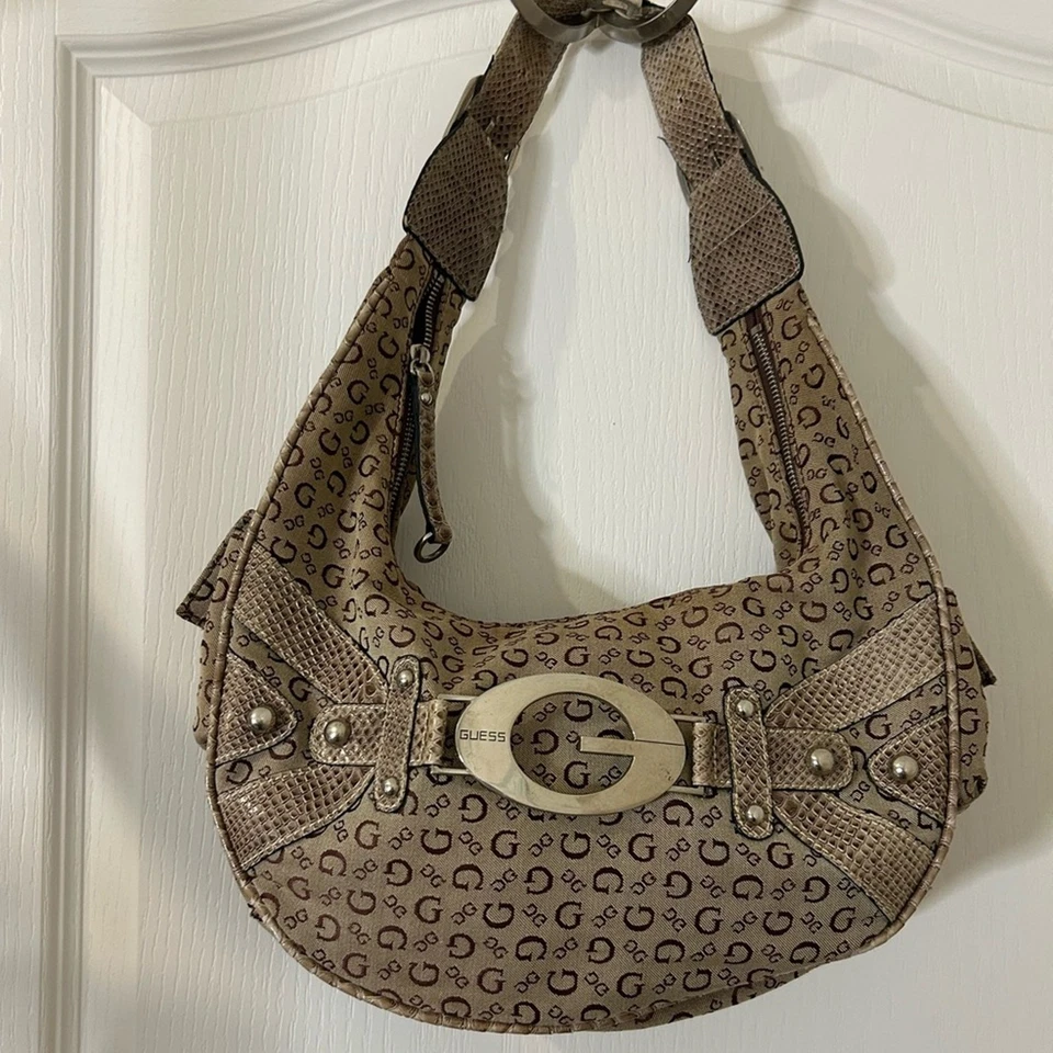 Bolso de mano Y2K Guess de lona con monograma de cuero sintético marrón y crema Foto 2 de 4