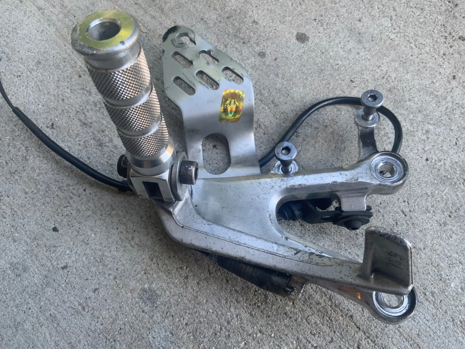 Soporte de freno trasero derecho A5 estriba 2005 Yamaha YZF R6 2827A Foto 2 de 4