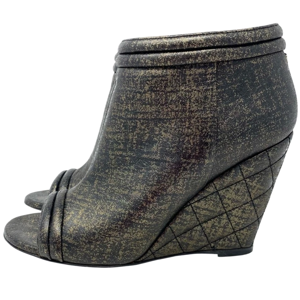 Botines Chanel dorados negros de cuero envejecido punta abierta con cuña 38,5 Foto 4 de 4