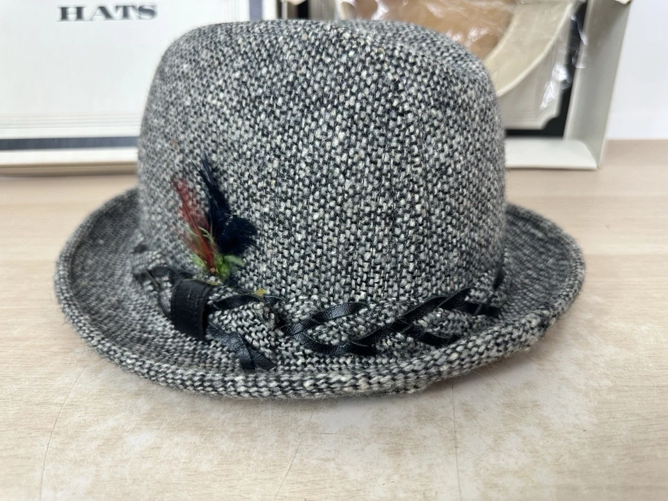 Sombrero Derby Fedora Bowler Gris Tweed Lana Stetson De Colección con Plumas y Caja 7 1/4 Foto 3 de 4