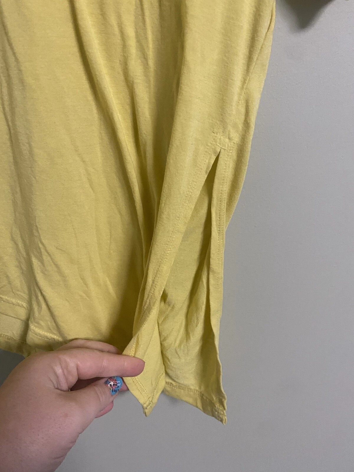 gymshark essential slanted hem line small hole shirt