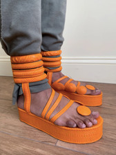 Sandalias y brazalete Gaultier 1985 para Grendha Gladiator