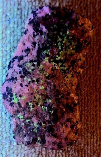 Rare Large Beautiful Wedge Fluorescent Mineral Sterling Hill Willemite Calcite - Picture 9 of 17