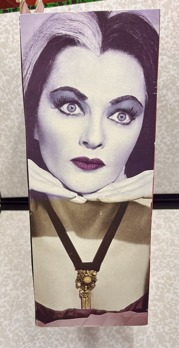 Figurine Articulée Lily Munster Diamond Select Toys Dans Sa Boite 2011