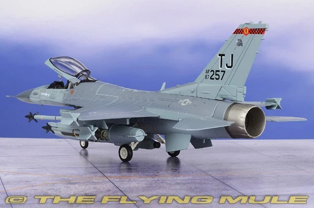 Hobby Master 1:72 F-16C Fighting Falcon USAF 614th TFS Lucky Devils #87-0257 - Image 2 of 4