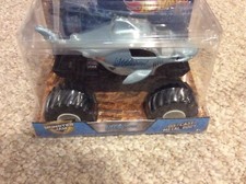 2017 Hot Wheels Monster Jam Shark MEGALODON 1:24 Monster Truck 4x4