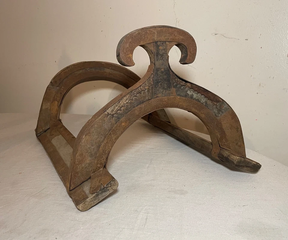 Antiga estrutura de árvore de sela de cavalo infantil esculpida em madeira esculpida primitiva feita à mão - Imagem 4 de 4