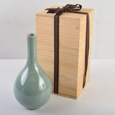 Ryu Kaiko (Yun Geun-hyung) Goryeo Celadon Crane-Neck Vase w/Box - Image 1 of 4