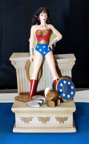 Rare Vintage 2003 Wonder Woman Coin Bank In Dramatic Standing Pose By Monogram