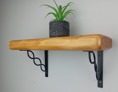 Grobes gealtertes Wandregal aus Holz 6''7''9'' tief massiv verschiedene industrielle Metallhalterung