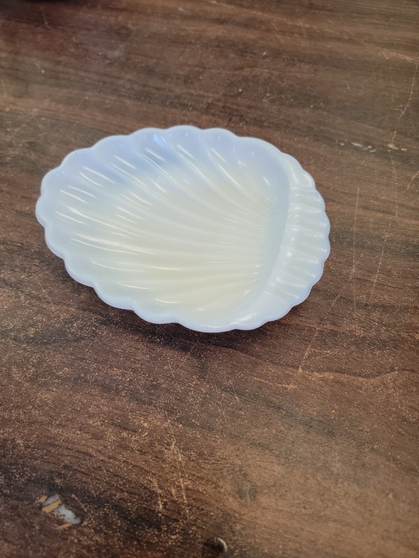 Vintage Milk Glass Clam Sea Shell Ashtray Soap Trinket Vanity Dish 5 1/2"