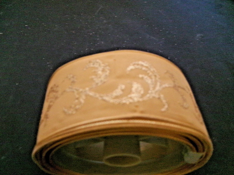 Member's Mark Pre. Wired Ribbon 1.5" Wide x 3 yds & 4 Yds(2pc)=7yd gold glitter - Image 4 of 4