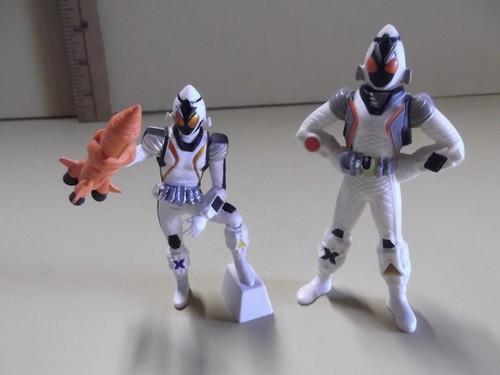 #A874 Unknown Anime 4"in & 3.5"in Masked Pointy Head Figures White Uniform - Afbeelding 7 van 7