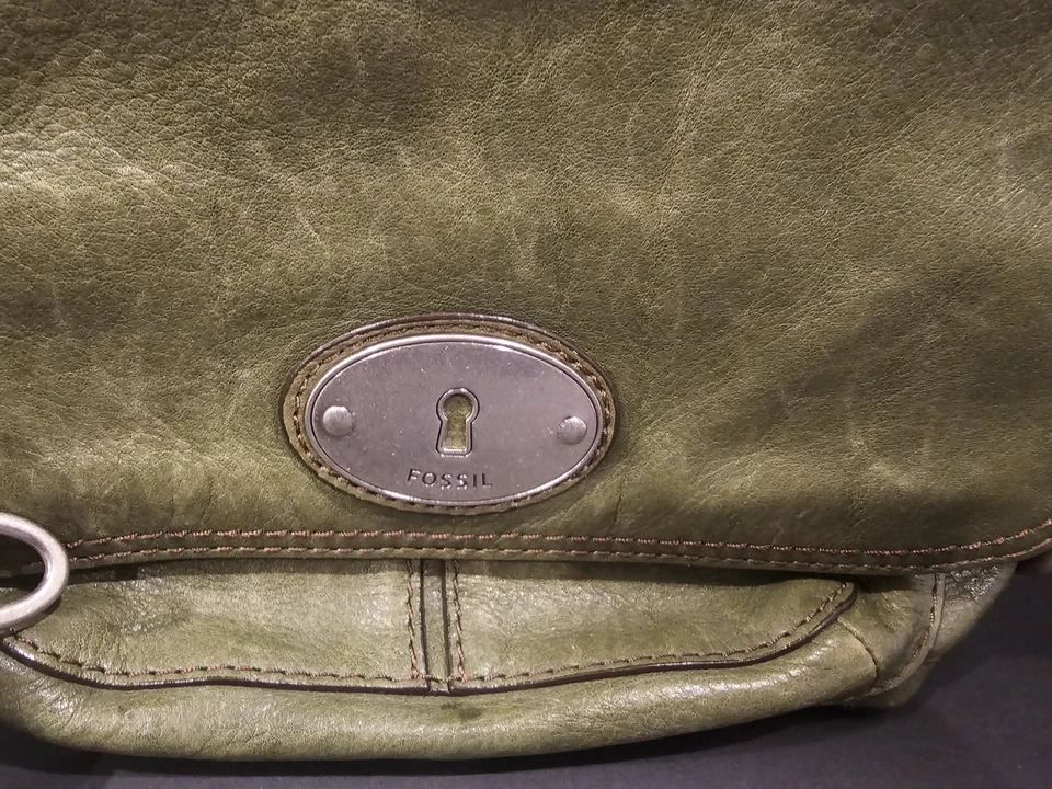 Cartera de cuero verde fósil con cierre a presión con dije - hermosa e impresionante Foto 2 de 4