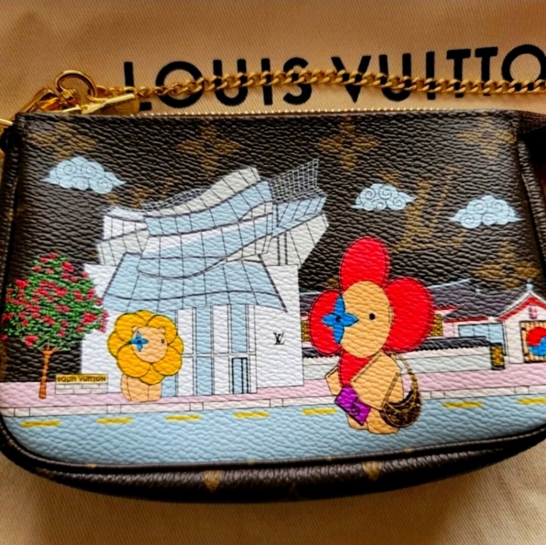 LOUIS VUITTON Christmas Animation 2022 VIVIENNE HOLIDAY Paris MINI