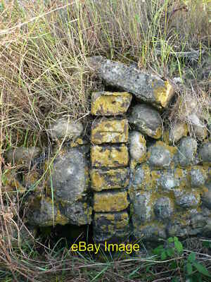 Foto 12x8 OS Benchmark - Salthouse, Straßenrandmauer W von Dorf A leicht um 2019