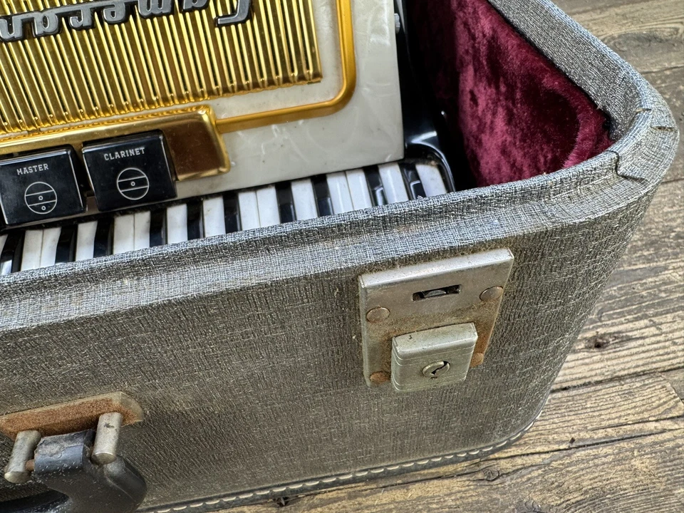 Acordeón Camerano vintage con estuche vintage funcionando  Foto 2 de 4