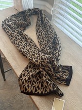 NUEVO CON ETIQUETAS Michael Kors MK Logo Bufanda Tejida Marrón Bronceado Monograma Reversible Invierno Envoltura