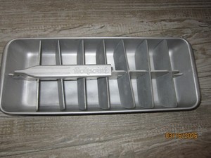 Vintage Hotpoint Aluminum ice cube tray w/lift Handle 16 cubes 1940s - 1950s VCG