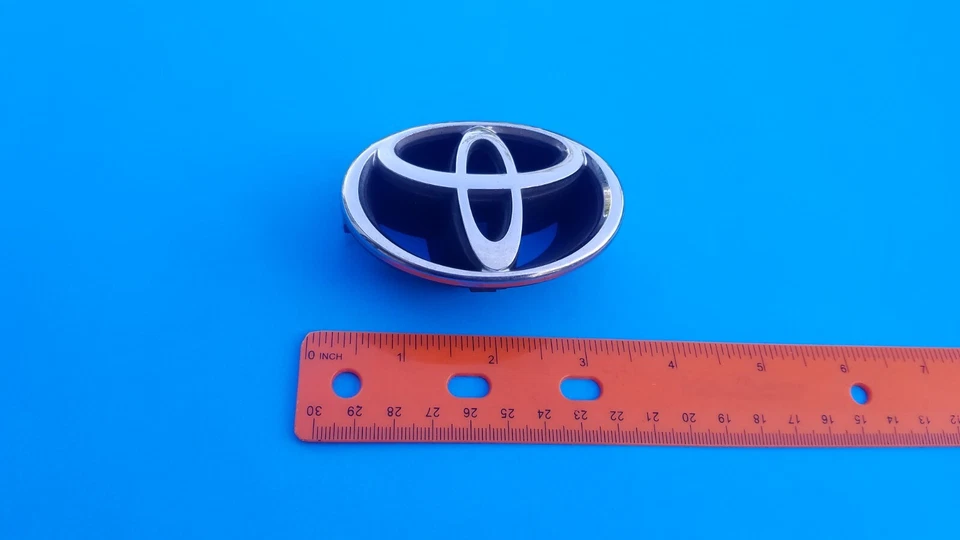 98 99 00 TOYOTA COROLLA PARRILLA DELANTERA EMBLEMA LOGOTIPO INSIGNIA SÍMBOLO SIGNO USADO OEM A22 Foto 2 de 4