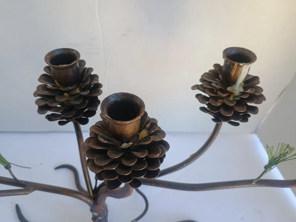 Candelabro de 6 velas cónicas de piña de hierro decoración de vacaciones de otoño soporte acabado bronce Foto 3 de 4
