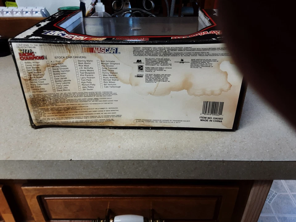 STERLING MARLIN  1-24 RACING CHAMPION # 22 FORD THUNDE NASCAR PIT STOP SHOW CASE - Image 3 of 3